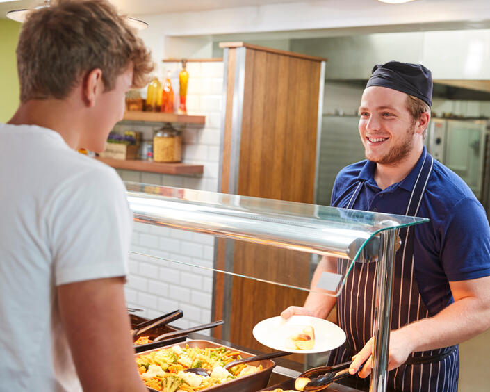 kantyna_pracownicza_myfoodie_05 Pracownik odbiera zamówiony przez siebie posiłek, bez kolejek i długiego czekania.
